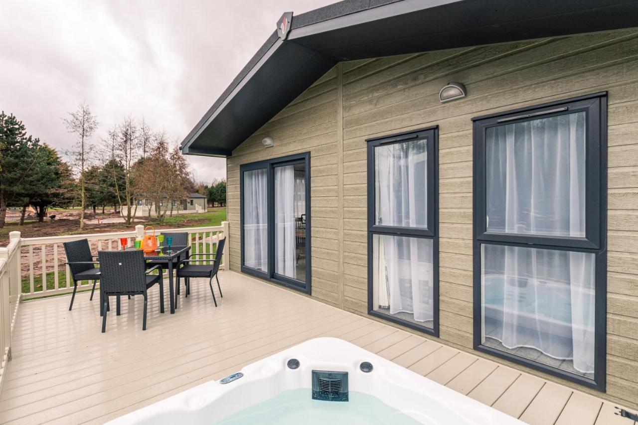Honeysuckle Lodge With Hot Tub York Extérieur photo