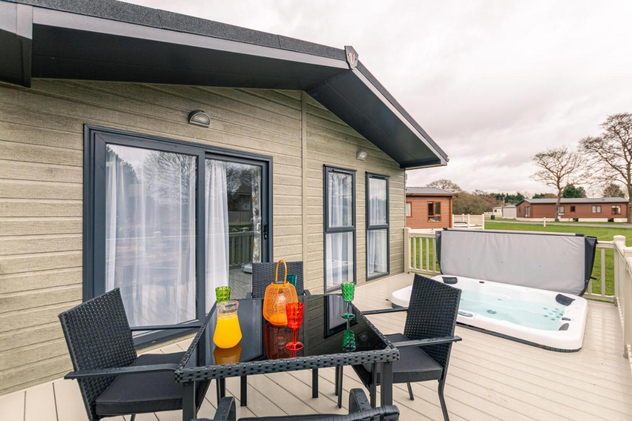 Honeysuckle Lodge With Hot Tub York Extérieur photo